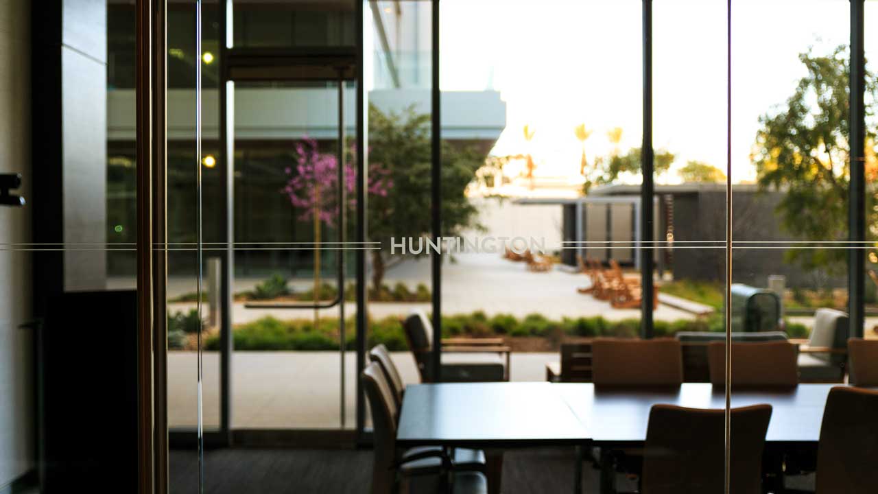 Distraction markers for glass distraction markers for glass