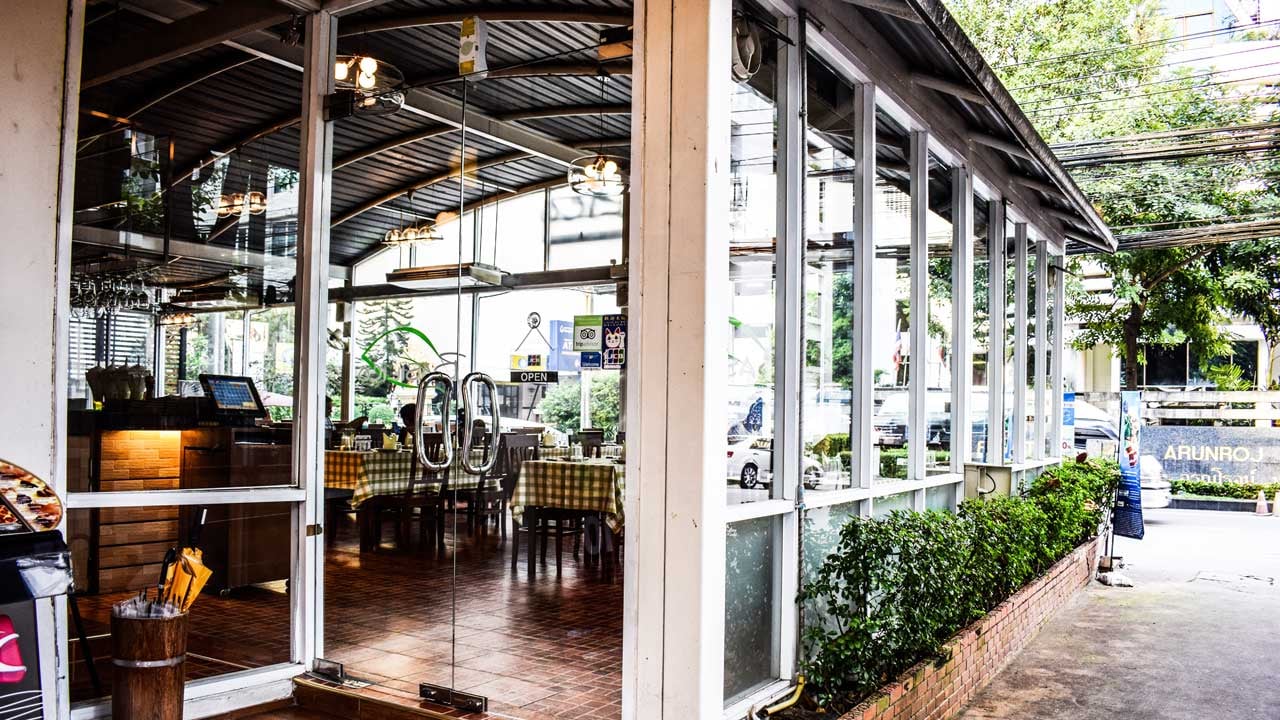 How-window-security-film-can-benefit-a-business-1